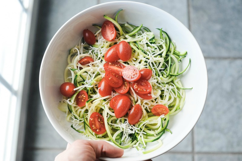 If regular salad sounds boring to you, give zoodles a try! This 5-ingredient zoodle salad takes no time to prepare and is delicious to boot! #salad #healthy #cleaneating